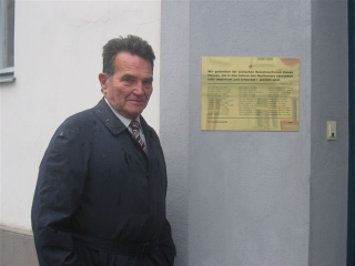 Herr Zwi Nigal vor der Gedenktafel